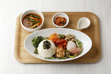 「ビビンバランチ」　平日限定15種類以上の旬の野菜と麦ごはん・日替わりのおかずがついたビビンバランチ。コーヒー・紅茶付き　￥1,000