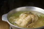 「タッカンマリ」　鶏をまるまる一羽使って煮込んだ定番鍋料理