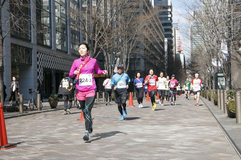 ＜東京マラソンウィーク２０１８ オフィシャルイベント＞
ニューイヤー駅伝 ２年連続優勝した旭化成の
鎧坂選手・村山選手がゲストとして登場！
「丸の内駅伝２０１８」開催