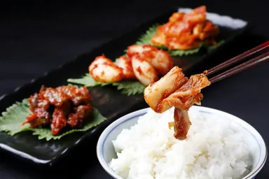 愛会喜流のキムチをごはんで食べる