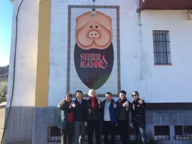 生ハムの工場前でお客さまと