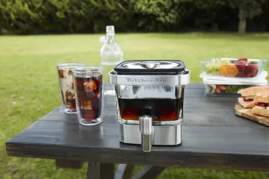 ハンドル付きで、屋外の使用にも便利