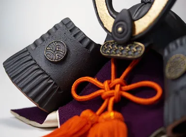 陶器の風合いある兜の細部