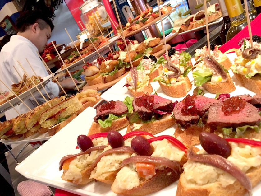 スペインバルブームを巻き起こした「バルマル」、
西梅田本店で30種類以上のピンチョス・タパスを集結し、
『11周年祭』を2月14日まで開催！