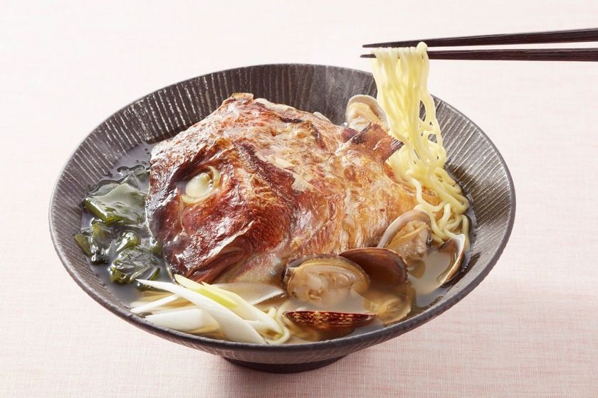 【春の気分を一足早くジョナサンで】
旨みをギュギュッと凝縮したこだわりのスープ
“鯛かぶと”がドーンとのった「鯛ラーメン」発売開始