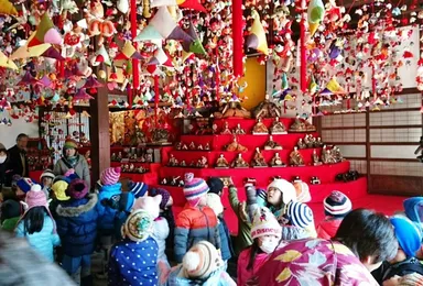 頭上を埋め尽くす「つるし雛」に子どもたちも大喜び