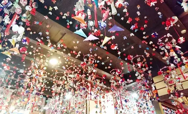 地域住民による手作り「つるし雛」が旧家を彩る