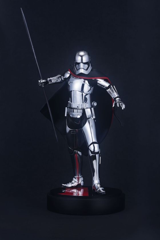 前作『スター・ウォーズ/フォースの覚醒』で初登場し、
『スター・ウォーズ/最後のジェダイ』で満を持して活躍する
ファースト・オーダーのキャプテン・ファズマが立体化!