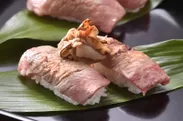 牛肉の炙り寿司