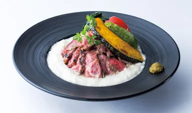 ＜曇家の美食＞あっさり塩ダレの熟成ステーキ丼 ～4種の彩り野菜添え～　1,180円(税抜)