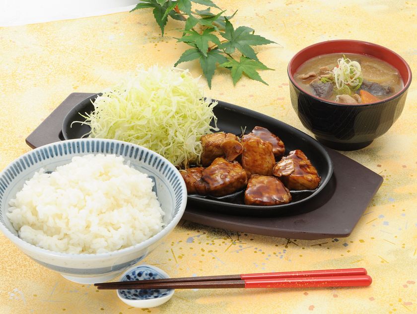 とんかつ専門店　「かつたに」 にて
　　　　　　　　　　四日市名物「とんテキ」 を販売