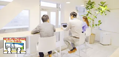 カウンターで遠くを見ながらビジョンを語る