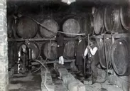 地下蔵での作業 1917(大正6)年創業の頃