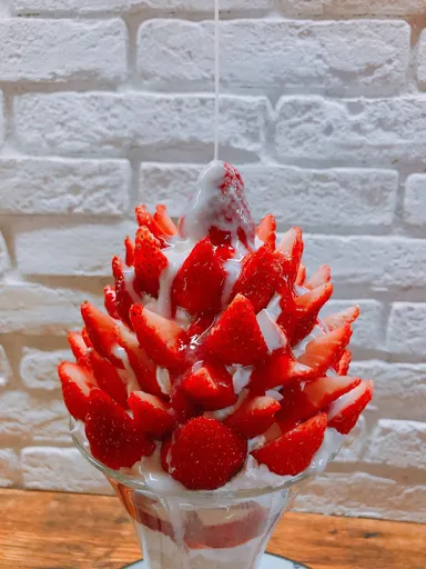 特盛いちごパフェ 8