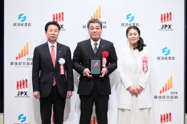 経済産業省の大串政務官とプレゼンターの澤 穂希さんと宮脇 宣綱代表取締役社長