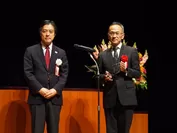 表彰式の様子(2018年2月17日開催)　新宿区 吉住区長(左)と当社執行役員