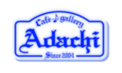 カフェ・アダチのロゴ