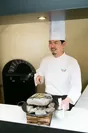 八珍を料理するホテルシェフ