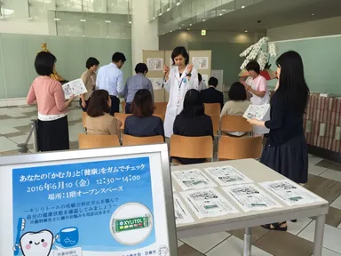 社員対象に実施された「噛む力チェック」の様子