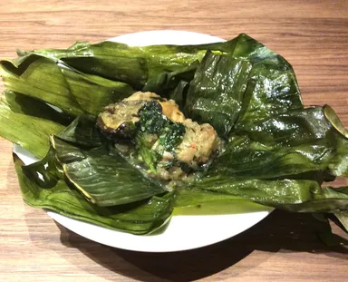 タイ北部チェンマイ名物　鶏のバナナリーフ包み蒸し