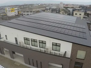 太陽光パネルを75kW設置した新本社