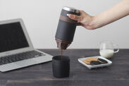 乾電池タイプの屋外で使用できるコーヒーメーカー　カプセル・コーヒー粉両タイプの対応可能！3月上旬発売