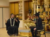 散華でまいた紙製の花びらが残る本堂で対談する住職(左)と松本氏(右)