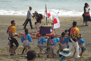 子供神輿を担ぎ地方の文化を体験