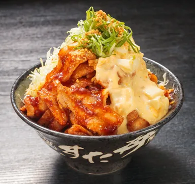 【3/1(木)発売】豪快ジャンク盛り！“ガリタル”辛すた丼 税込880円