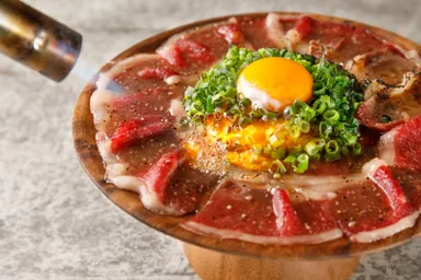 黒毛和牛口どけ　塩“炙り”カルパッチョ