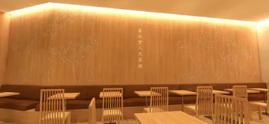 ゆったりとくつろげる店内