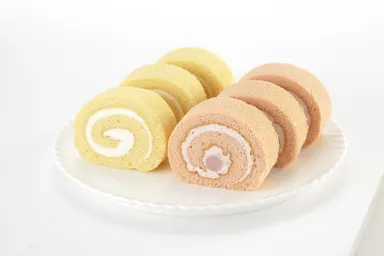 紅白のはちみつロールケーキカット