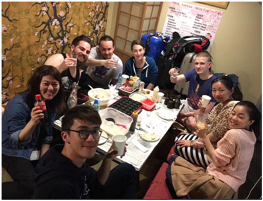 ゲストハウスは国際交流の出会いの宝庫！？
宿泊客同士によるタコパが累計参加者1,000名を突破
～2018年11月に大阪市内で2号店を開業予定～