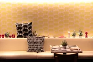 大人気のゾウ柄「エレファンティ」の黄色い壁紙が明るい空間を生み出しています