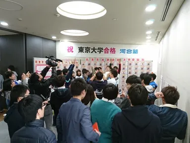 昨年度合格者の胴上げシーン