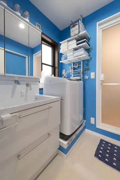 鮮やかなブルーで仕上げた爽やかな洗面所