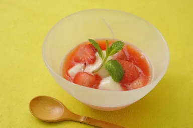 豆腐白玉 煮いちごがけ
