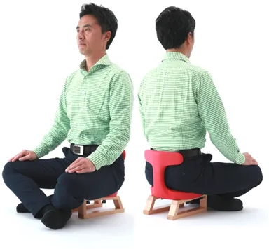 座っている様子