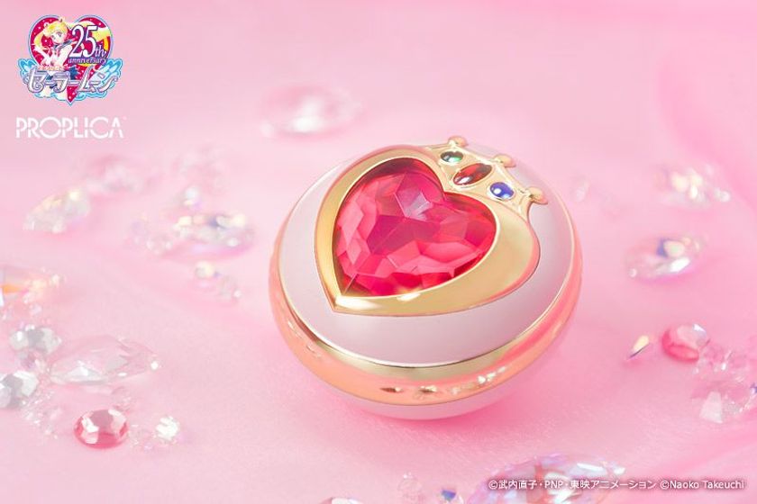 セーラーちびムーンの“コンパクト”を忠実再現　
シンボルのハートと王冠の発光やセリフ音声ギミックを搭載