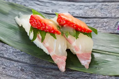 真鯛いちごのせレモンソース