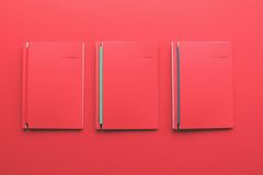 新社会人へのギフトに！リフィルにメモ書きができる名刺ファイル「Log book」お祝いにもぴったりな新色「赤」が登場