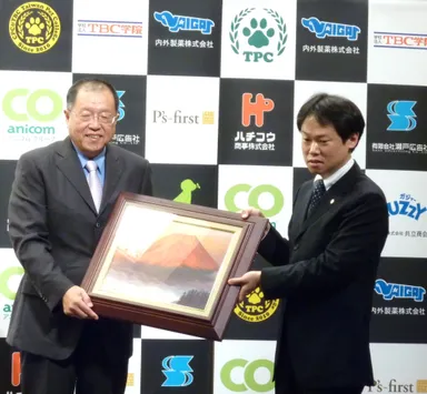 写真2 記念品贈呈