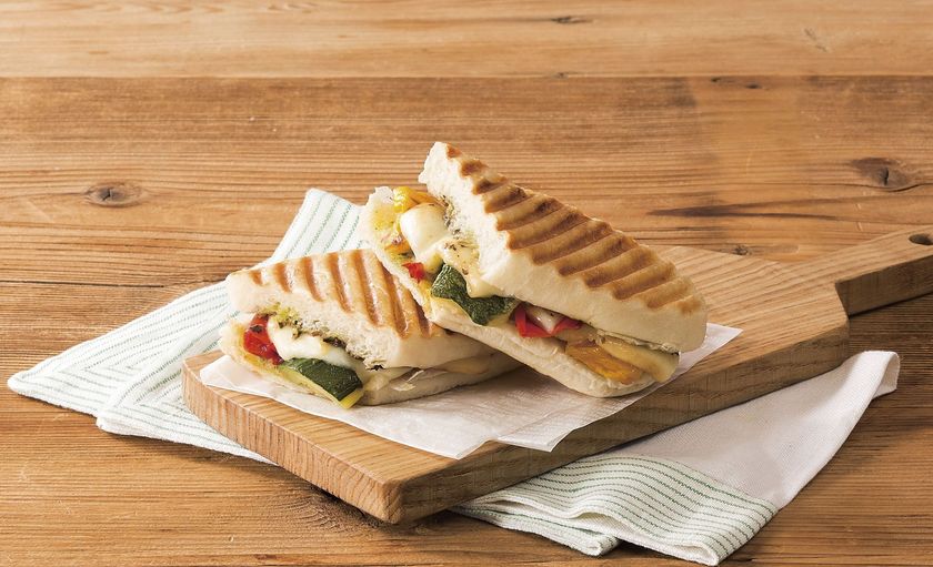 とろ～りチーズが決め手の
『スカモルツァチーズと3種野菜のパニーニ』など、
春の新フードメニューを3月14日(水)に発売