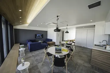 フロアラウンジ