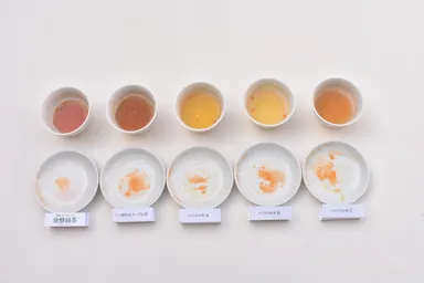 別の容器にお茶を移す