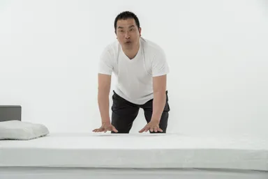 モットンの触り心地を説明する山本さん