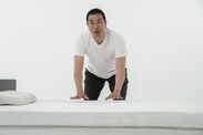 50歳まで現役の山本昌が公式キャラクターを続投！　腰痛対策“高反発”マットレス「モットン」