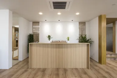 木造の柱が見えるメインエントランス