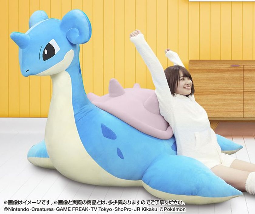 ポケモンBIGサイズクッション“絶対に～”シリーズ第2弾
　全幅2m「絶対にのりたいラプラス」
2018年3月8日(木)よりプレミアムバンダイで受注開始！