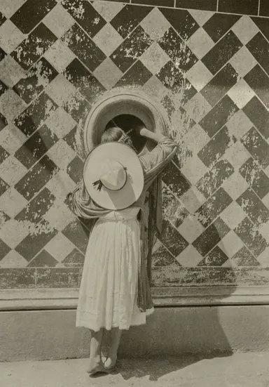 マヌエル・アルバレス・ブラボ(メキシコ、1902-2002) 《ダンサー達の娘》1933年 (C)Archivo Manuel Alvarez Bravo, S.C